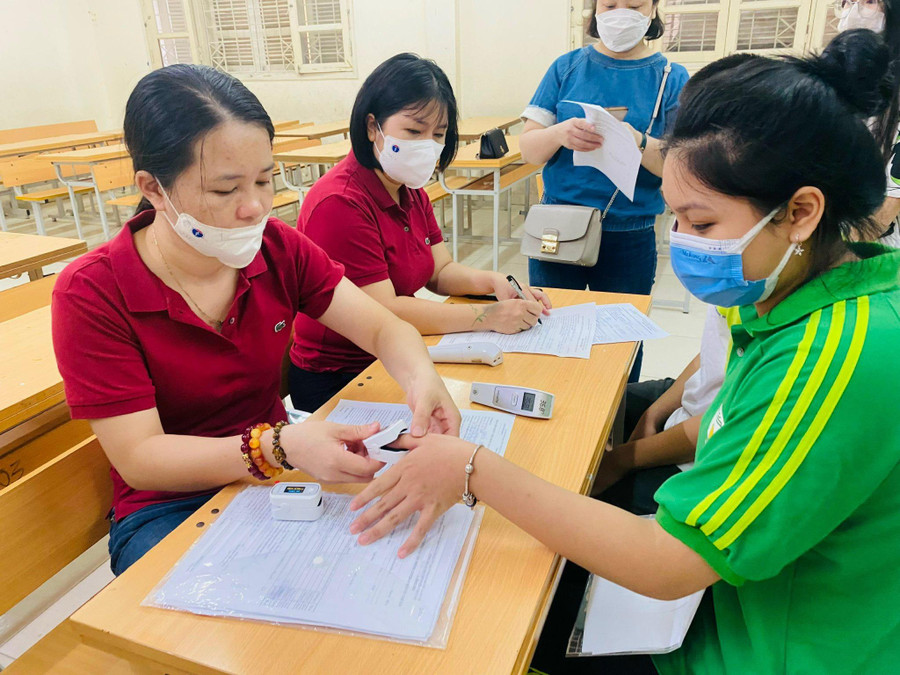 Học sinh được tư vấn, khám sàng lọc đảm bảo sức khỏe trước khi tiêm. Học sinh được tư vấn, khám sàng lọc đảm bảo sức khỏe trước khi tiêm.