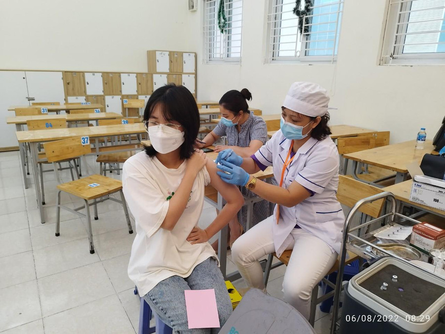 Điểm tiêm tại trường Thực Nghiệm (quận Ba Đình). Điểm tiêm tại trường Thực Nghiệm (quận Ba Đình).