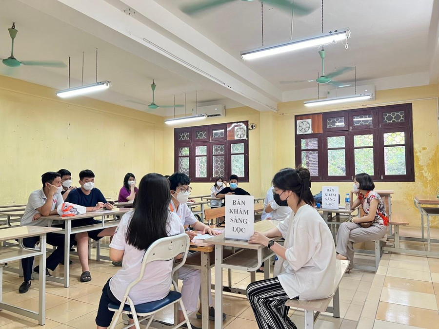 Học sinh được tư vấn, khám sàng lọc trước khi tiêm vắc xin phòng dịch Covid-19.