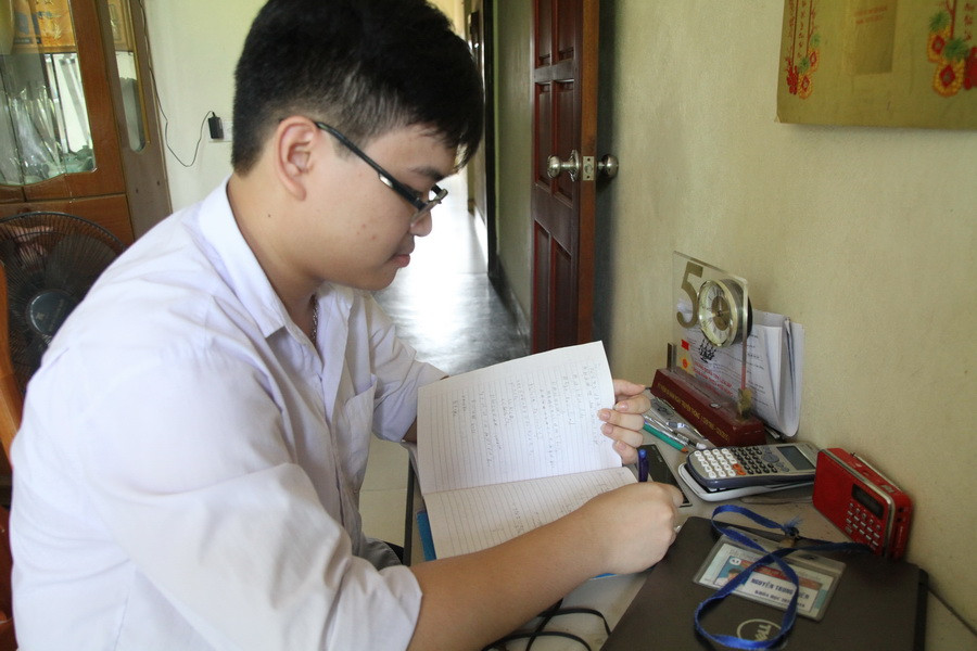 Kiên bên góc học tập của mình. Kiên bên góc học tập của mình.