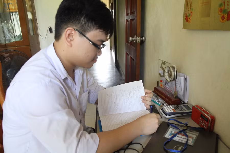 Kiên bên góc học tập của mình.