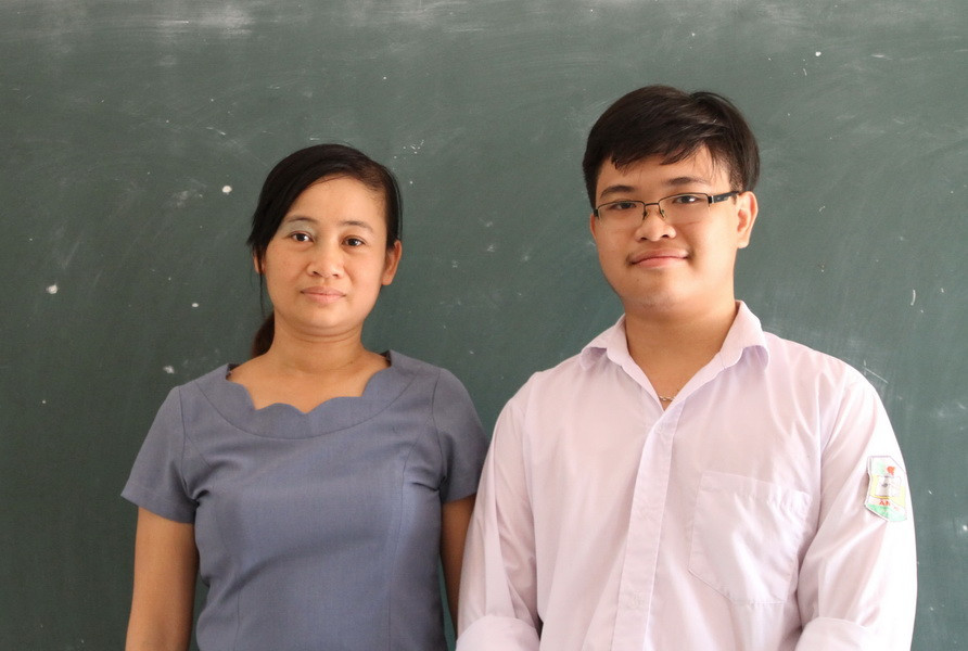 Kiên và cô giáo chủ nhiệm Nguyễn Thị Thu Hòa. Kiên và cô giáo chủ nhiệm Nguyễn Thị Thu Hòa.