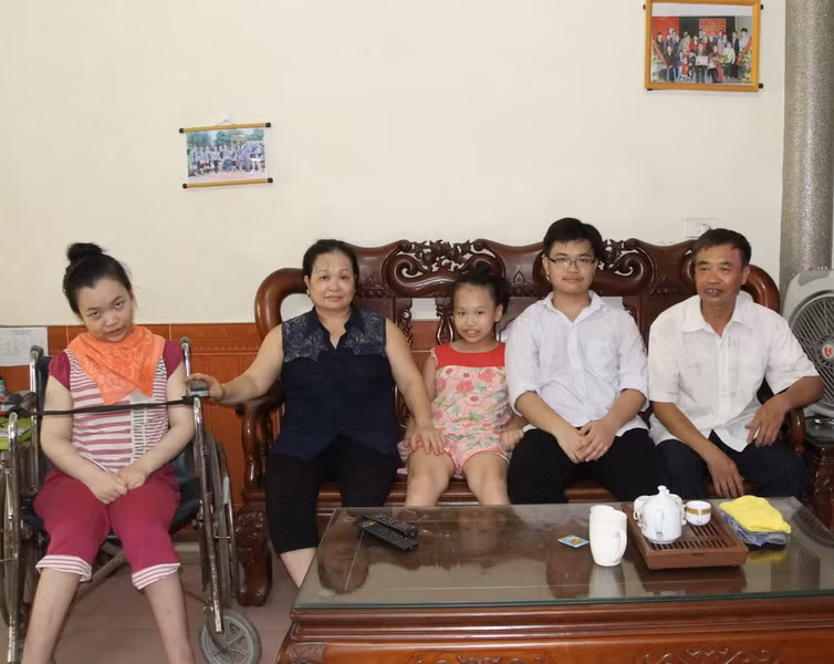 Nhà Kiên có 5 người, bố mẹ về hưu và chị gái bị khuyết tật.