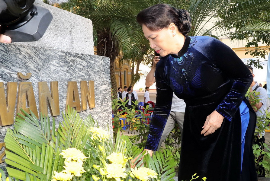 Chủ tịch Quốc hội Nguyễn Thị Kim Ngân dâng hoa tượng đài danh nhân Chu Văn An Chủ tịch Quốc hội Nguyễn Thị Kim Ngân dâng hoa tượng đài danh nhân Chu Văn An