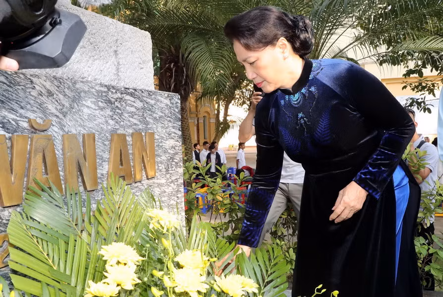 Chủ tịch Quốc hội Nguyễn Thị Kim Ngân dâng hoa tượng đài danh nhân Chu Văn An