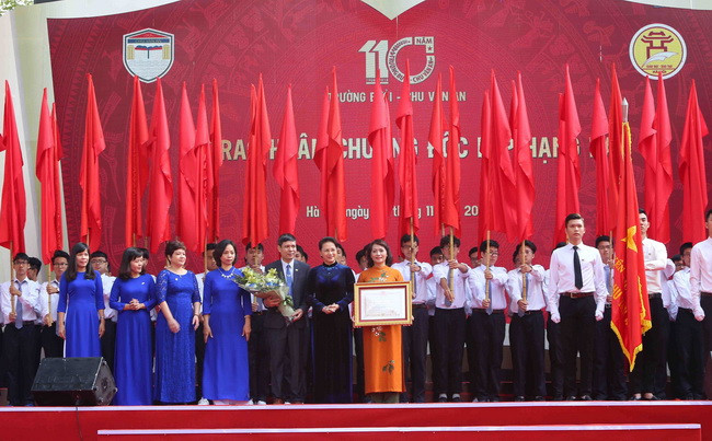 Chủ tịch Quốc hội trao tặng Huân chương Độc lập hạng Ba cho trường THPT Chu Văn An Chủ tịch Quốc hội trao tặng Huân chương Độc lập hạng Ba cho trường THPT Chu Văn An