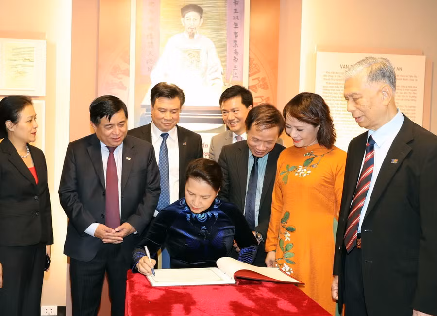 Chủ tịch Quốc hội Nguyễn Thị Kim Ngân tham quan phòng truyền thống của nhà trường