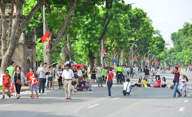 Phố đi bộ hồ Gươm (Hà Nội) thu hút lượng lớn khách du lịch vào những ngày cuối tuần.