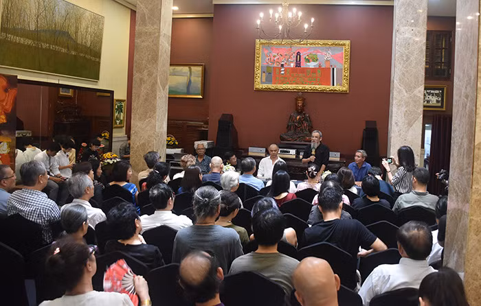 Buổi ra mắt sách với sự tham dự của đông đảo các họa sĩ, nhà phê bình mỹ thuật nổi tiếng. Buổi ra mắt sách với sự tham dự của đông đảo các họa sĩ, nhà phê bình mỹ thuật nổi tiếng.