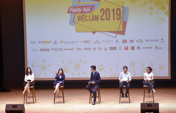 Ngoài tìm cơ hội việc làm, khi tham gia chương trình SV còn được đại diện các công ty tư vấn về các kỹ năng, thái độ khi đi xin việc làm
