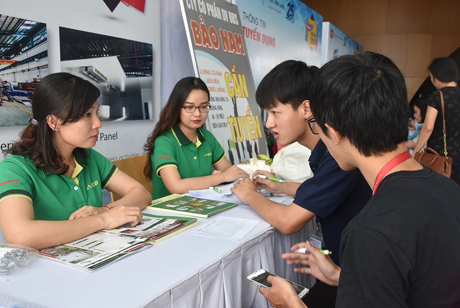 Trường ĐH Văn Lang: 2.000 sinh viên tham gia ngày hội việc làm