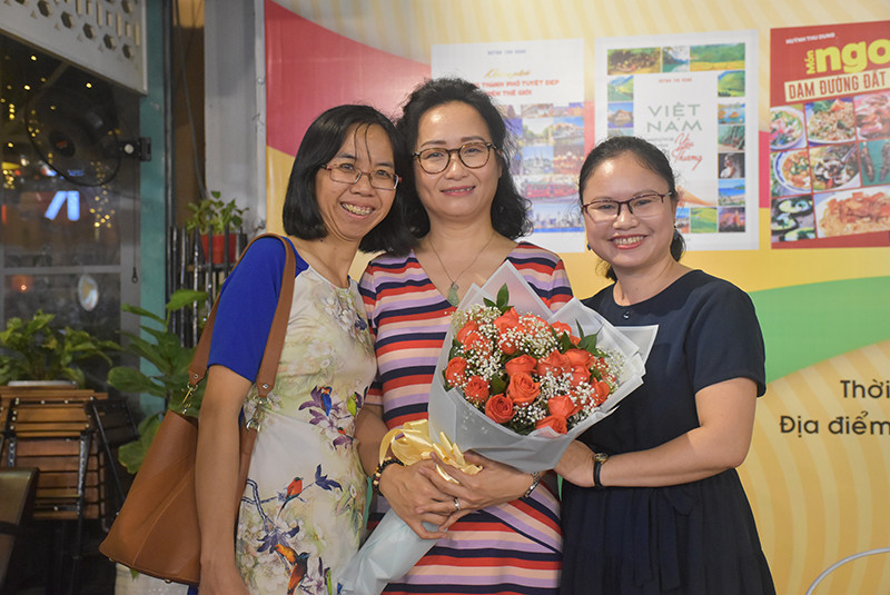 Nhiều bạn bè đã đến chúc mừng tác giả Huỳnh Thu Dung. Ảnh: H.Chương Nhiều bạn bè đã đến chúc mừng tác giả Huỳnh Thu Dung. Ảnh: H.Chương