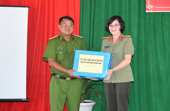 Thượng tá, nhà văn Trần Thanh Hà tặng quà Ban giám thị Trại giam Định Thành Thượng tá, nhà văn Trần Thanh Hà tặng quà Ban giám thị Trại giam Định Thành