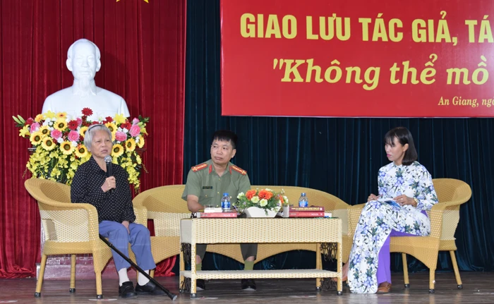 Tác giả Đào Thị Minh Vân giao lưu cùng bạn đọc tại ngày hội sách