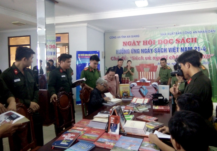 Tác giả Đào Thị Minh Vân ký tặng sách Tác giả Đào Thị Minh Vân ký tặng sách