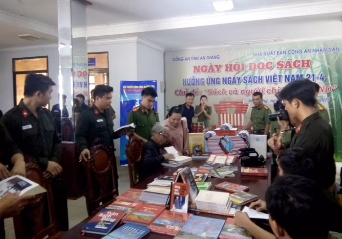 Tác giả Đào Thị Minh Vân ký tặng sách