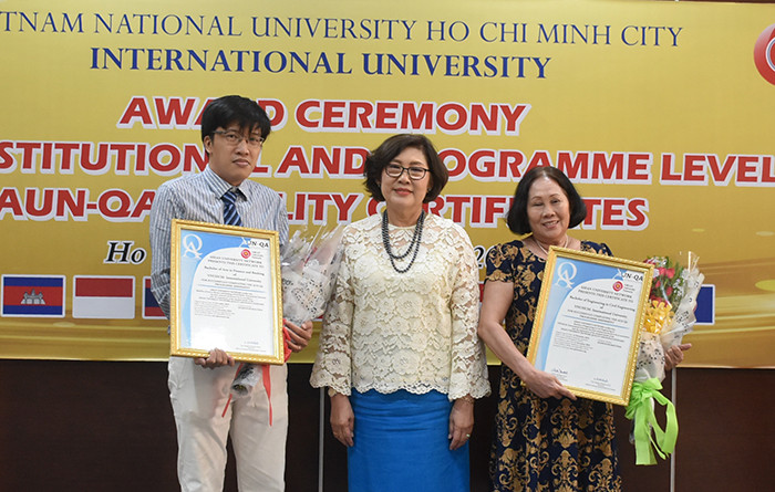 PGS.TS Nantana Gajaseni trao chứng nhận đạt chuẩn chất lượng cấp chương trình đào tạo cho đại diện 2 chương trình ngành Tài chính ngân hàng và Kỹ thuật xây dựng của HCMIU. PGS.TS Nantana Gajaseni trao chứng nhận đạt chuẩn chất lượng cấp chương trình đào tạo cho đại diện 2 chương trình ngành Tài chính ngân hàng và Kỹ thuật xây dựng của HCMIU.