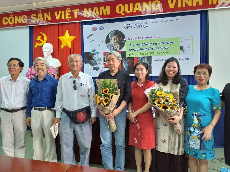 Nhà văn Diêm Liên Khoa (giữa) chụp ảnh cùng các giảng viên ngữ văn.