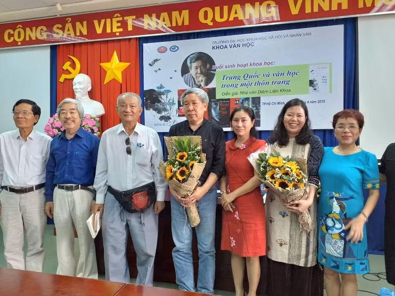Nhà văn Diêm Liên Khoa (giữa) chụp ảnh cùng các giảng viên ngữ văn.