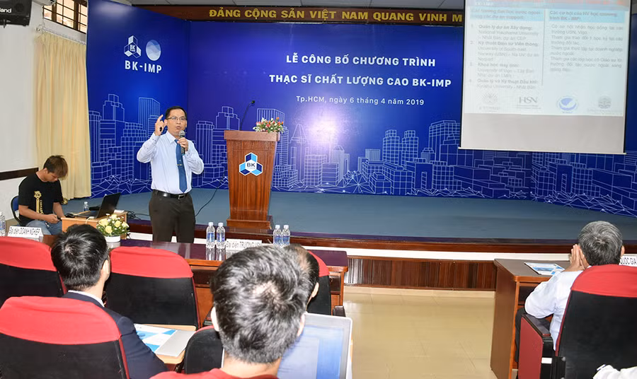 TS Đặng Đăng Tùng - Trưởng Văn phòng Đào tạo quốc tế HCMUT, giới thiệu về các chương trình BK-IMP, sáng ngày 6/4. Ảnh: H.Chương.