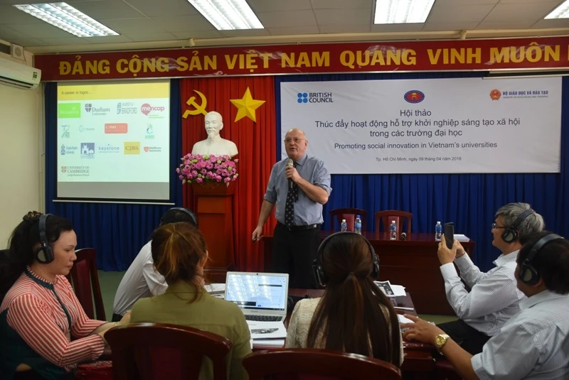 PGS.TS Neil Stott trình bày tại hội thảo