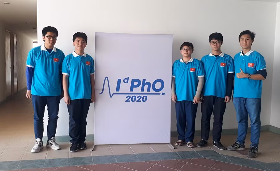 Lê Minh Hoàng (đứng giữa) giành huy chương Bạc tại kỳ thi Olympic Vật lý phân tán quốc tế IdPhO 2020