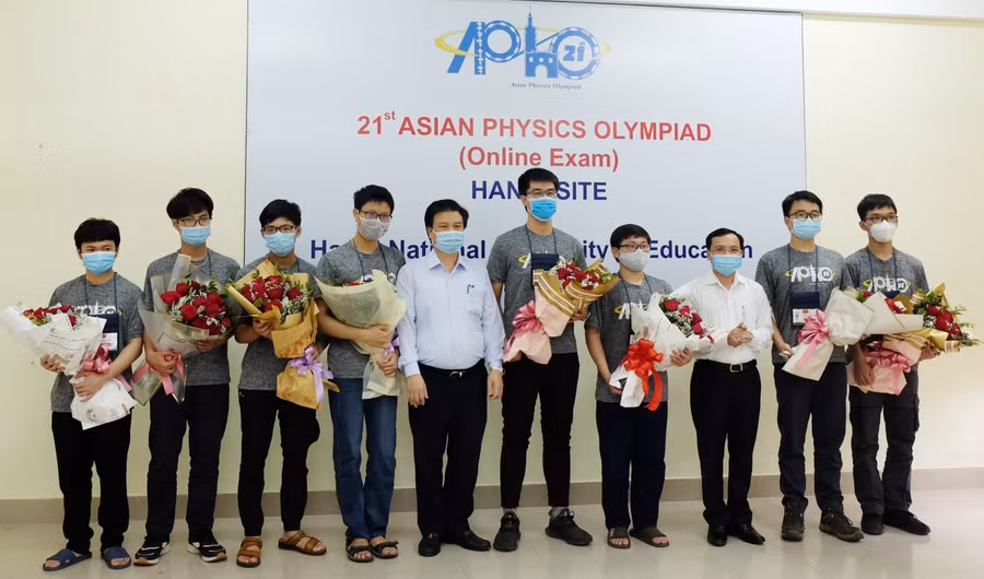 Lê Minh Hoàng (thứ 4 từ phải sang) tại kỳ thi Olympic Vật lý châu Á 2021