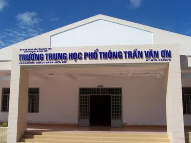 Trả lại 74 triệu tiền lạm thu cho cha mẹ học sinh