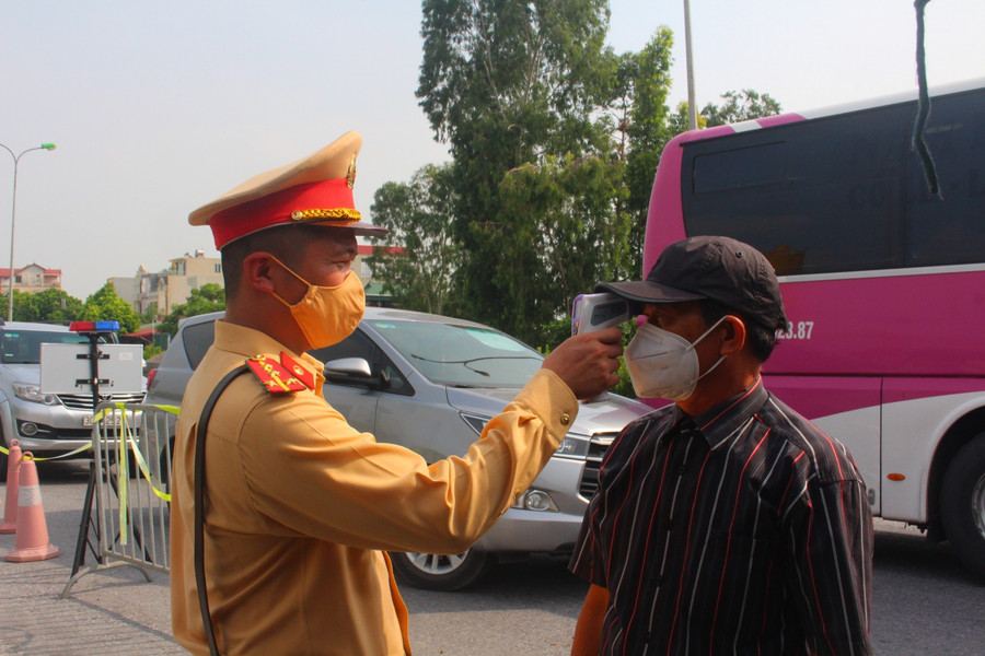 Lực lượng tuyến đầu trong công tác kiểm soát dịch bệnh tại các chốt kiểm soát.