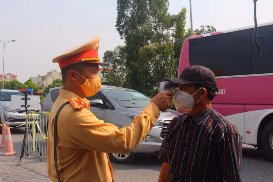 Lực lượng tuyến đầu trong công tác kiểm soát dịch bệnh tại các chốt kiểm soát.