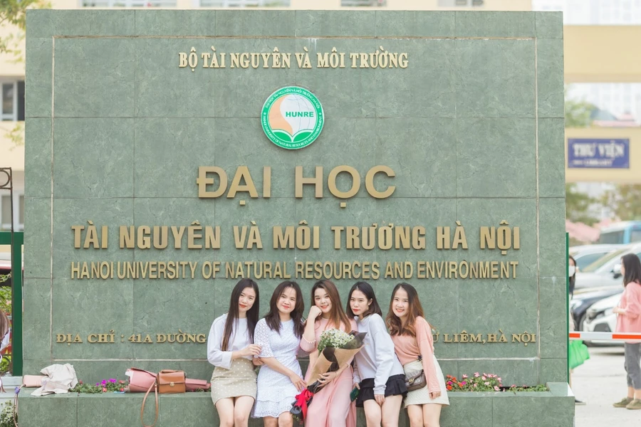 Sinh viên Trường Đại học Tài nguyên và Môi trường Hà Nội. Ảnh chụp trước 27/4