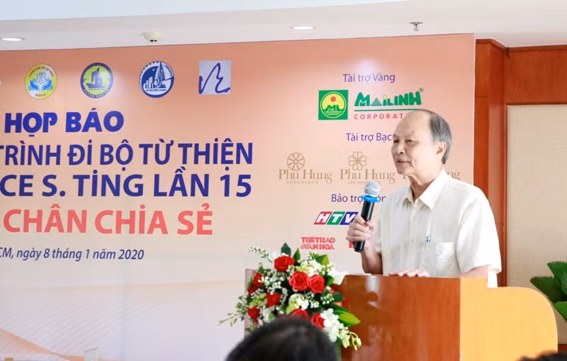 Ông Phan Chánh Dưỡng - Giám đốc Quỹ hỗ trợ Cộng đồng Lawrence S. Ting chia sẻ về chương trình