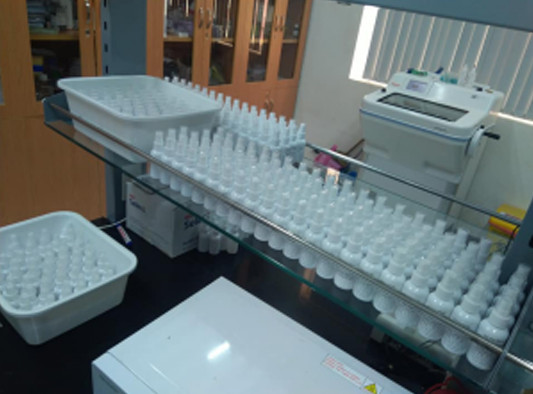 Antiviral colloidal silver trong phòng thí nghiệm của Khoa Kỹ thuật Y sinh. Ảnh: HCMIU Antiviral colloidal silver trong phòng thí nghiệm của Khoa Kỹ thuật Y sinh. Ảnh: HCMIU