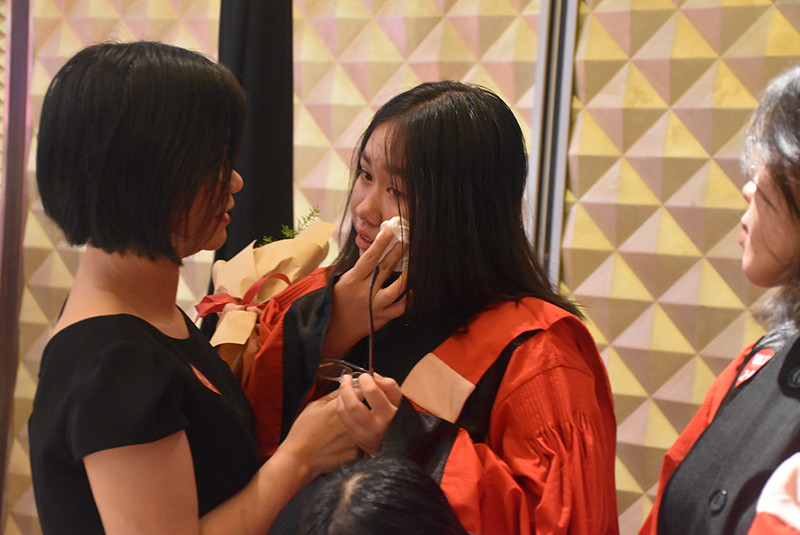 Nhiều tài năng IELTS đã bày tỏ sự xúc động khi tặng hoa cám ơn cha mẹ đã đồng hành trong suốt quá trình luyện tập Nhiều tài năng IELTS đã bày tỏ sự xúc động khi tặng hoa cám ơn cha mẹ đã đồng hành trong suốt quá trình luyện tập