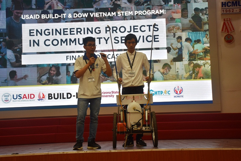 Đội CTU-Team 1 trình bày sáng kiến kỹ thuật Máy phun, xịt cho nông dân Đội CTU-Team 1 trình bày sáng kiến kỹ thuật Máy phun, xịt cho nông dân