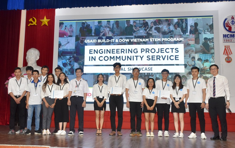 Ban tổ chức trao giải cho 3 đội có đề tài, ý tưởng tốt nhất, gồm: Đội HCMUTE Team 1 (Trường ĐH Sư phạm Kỹ thuật TPHCM),Đội DUT - Team 5 (Trường ĐH Bách khoa Đà Nẵng), Đội CTU-Team 1 (Trường ĐH Cần Thơ) Ban tổ chức trao giải cho 3 đội có đề tài, ý tưởng tốt nhất, gồm: Đội HCMUTE Team 1 (Trường ĐH Sư phạm Kỹ thuật TPHCM),Đội DUT - Team 5 (Trường ĐH Bách khoa Đà Nẵng), Đội CTU-Team 1 (Trường ĐH Cần Thơ)