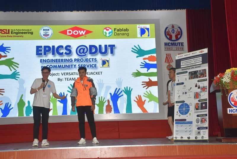 Đội DUT - Team 5 trình bày sáng kiến kỹ thuật Áo khoác đa năng cho ngư dân Đội DUT - Team 5 trình bày sáng kiến kỹ thuật Áo khoác đa năng cho ngư dân