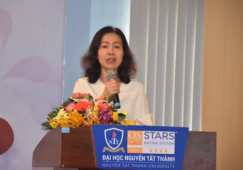 Bà Vũ Thị Bích Ngọc – Giám đốc Chi nhánh IIG Việt Nam tại TPHCM phát biểu thông tin về hai cuộc thi.