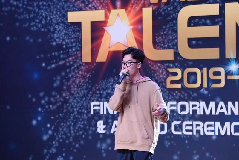 Đinh Nguyễn Huy Khanh trình bày tiết mục Beatbox.