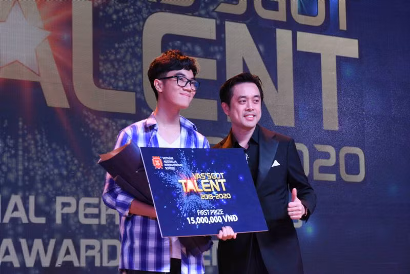 Ban tổ chức trao giải Quán quân của cuộc thi năm nay cho Đinh Nguyễn Huy Khanh.