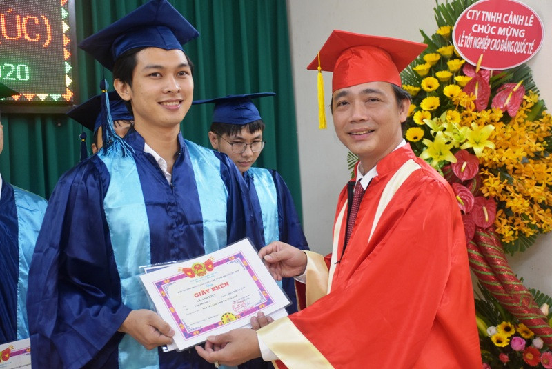 TS Trần Kim Tuyền – Hiệu trưởng nhà trường tuyên dương các tân cử nhân đạt thành tích cao trong học tập