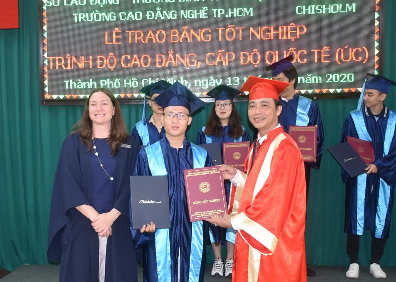 Đại diện hai đơn vị trao bằng tốt nghiệp Cao đẳng quốc tế cho các tân cử nhân