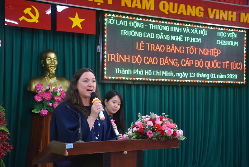 Bà Jennie Dehn – Giám đốc các dự án quốc tế Học viện Chisholm phát biểu tại buổi lễ