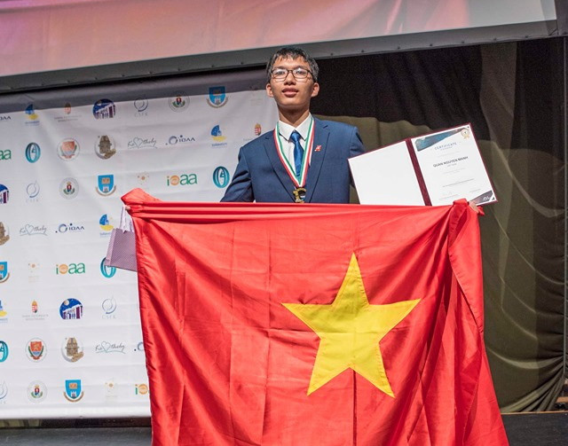 Nguyễn Mạnh Quân nhận phần thưởng thí sinh xuất sắc nhất IOAA 2019 Nguyễn Mạnh Quân nhận phần thưởng thí sinh xuất sắc nhất IOAA 2019