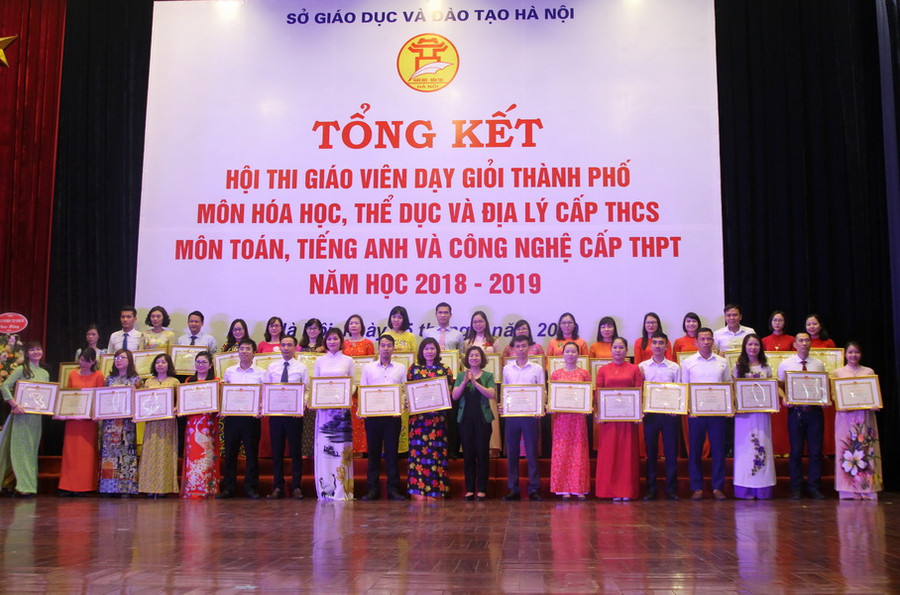 Bà Trần Thị Thu Hà, Chủ tịch Công đoàn ngành Giáo dục Hà Nội trao bằng khen cho các giáo viên đoạt giải Nhất cấp THCS