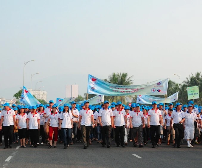 Đông đảo đoàn viên thanh niên và các bác sĩ, chuyên gia đầu ngành về tim mạch hưởng ứng chương trình đi bộ với chủ đề Môi trường lành mạnh cho một trái tim khoẻ