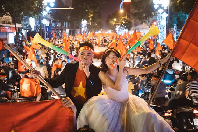 Bộ ảnh cưới độc đáo hòa chung không khí chiến thắng của U23 Việt Nam 