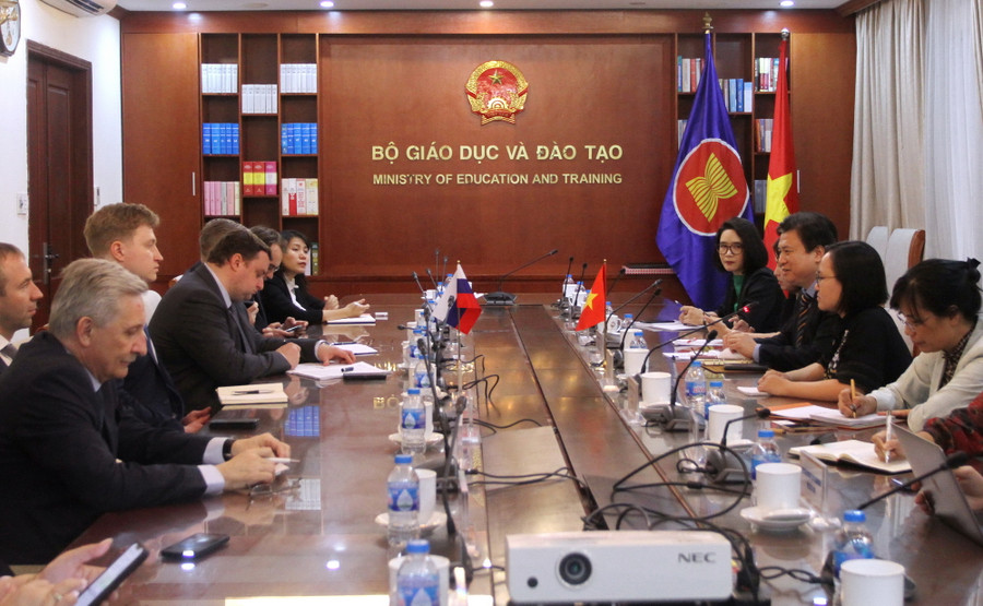 Quang cảnh buổi làm việc.