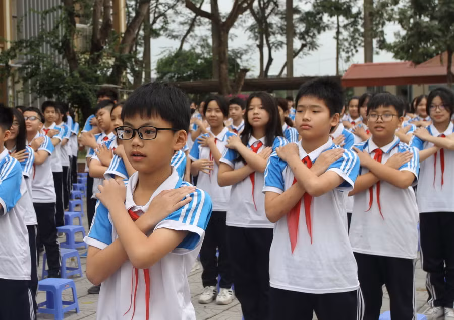 Học sinh Trường THCS Lĩnh Nam hưởng ứng chương trình.