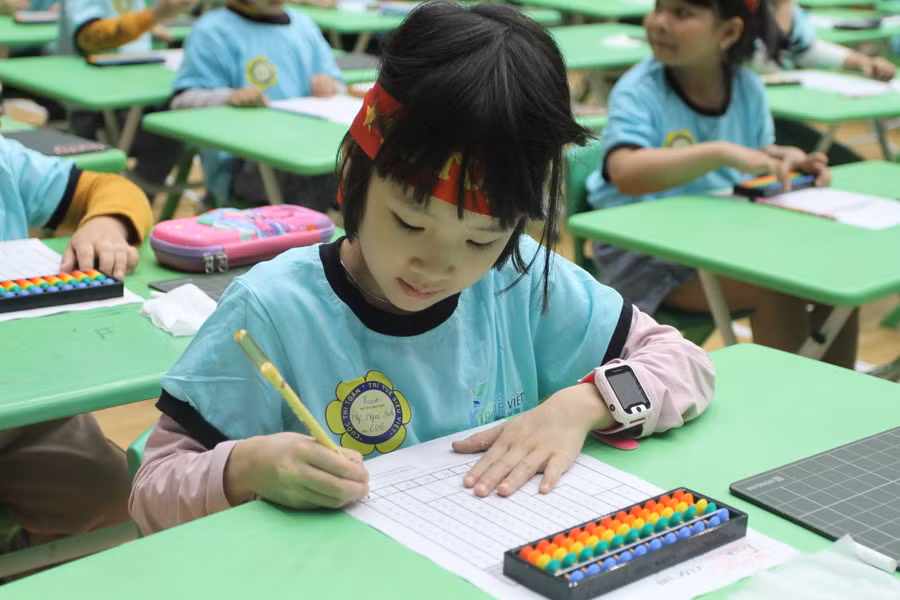 Các thí sinh trổ tài tính nhẩm nhanh.